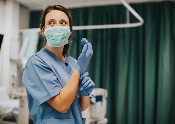 healthcare worker wearing mask to avoid germs